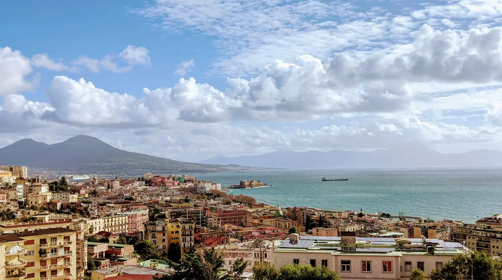 Panorama del Golfo di Napoli con il Vesuvio