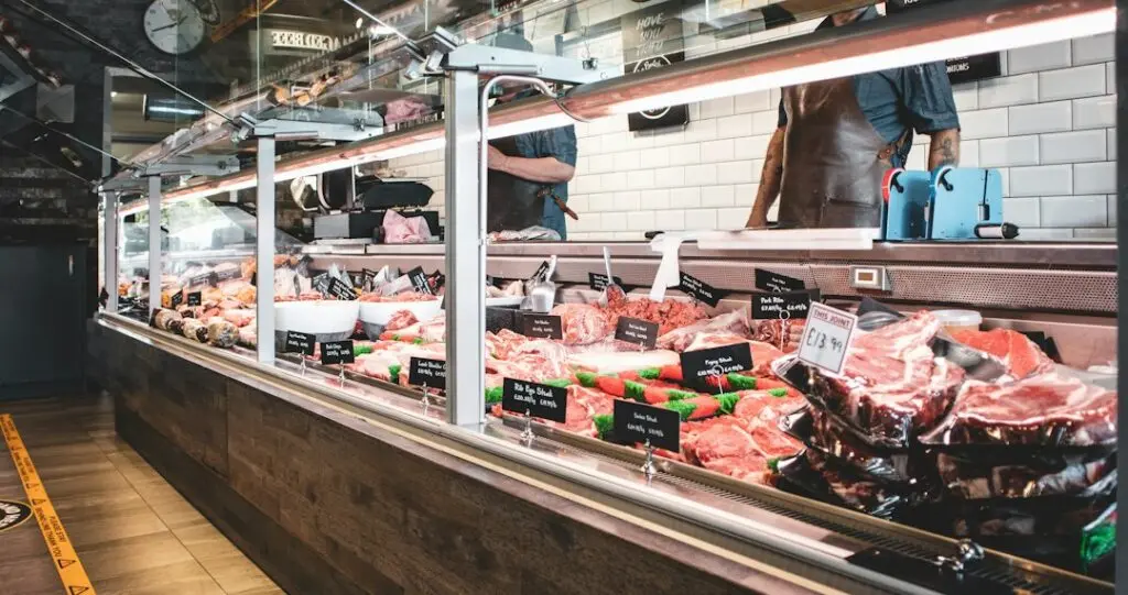 Banco di una macelleria con prodotti freschi