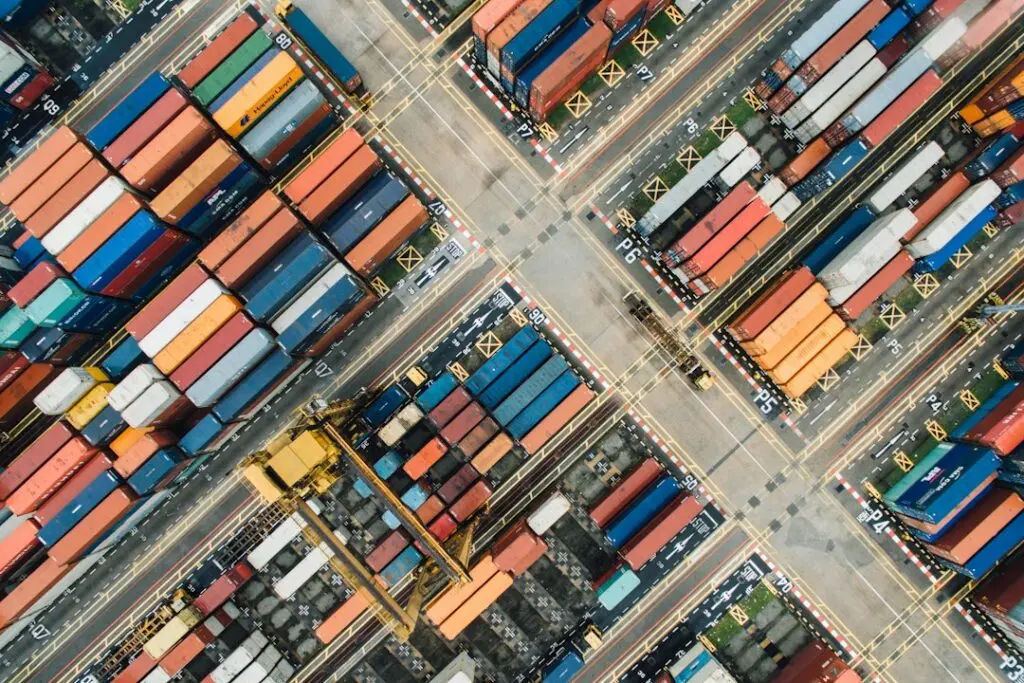 Porto commerciale con container e mezzi di trasporto