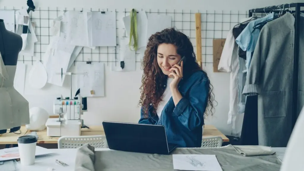 Titolare di un negozio di abbigliamento al lavoro