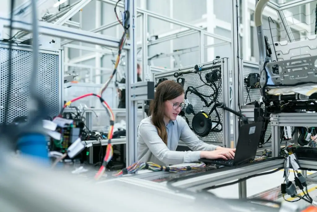 Ingegnere al lavoro in uno stabilimento industriale