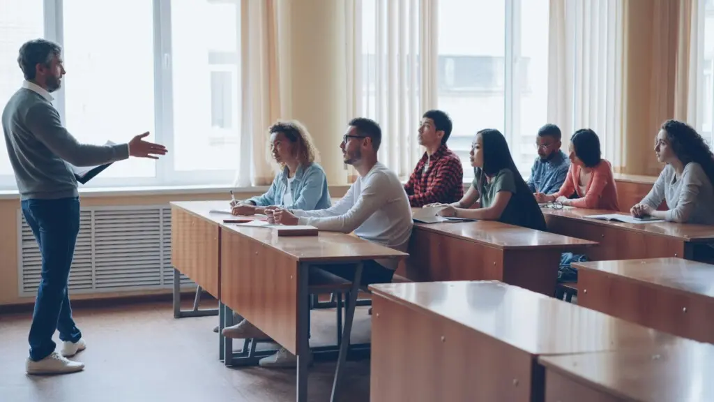 Docente durante una lezione in aula con un gruppo di partecipanti