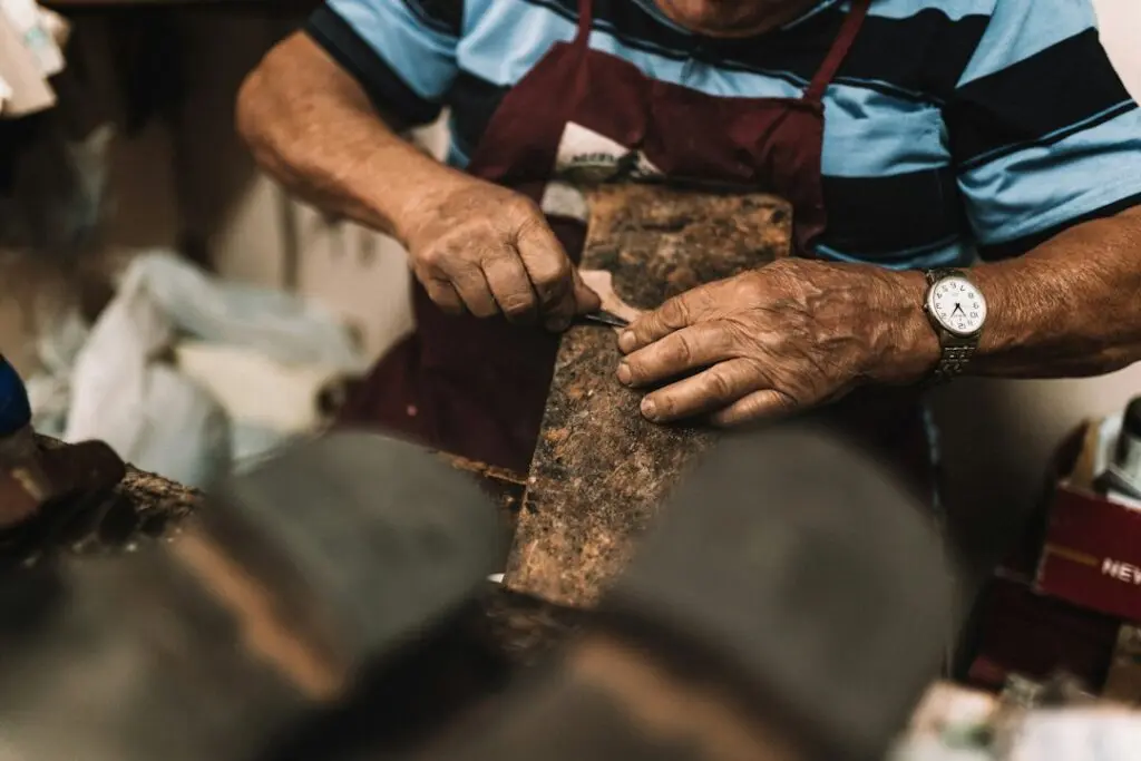 Artigiano al lavoro nella sua bottega