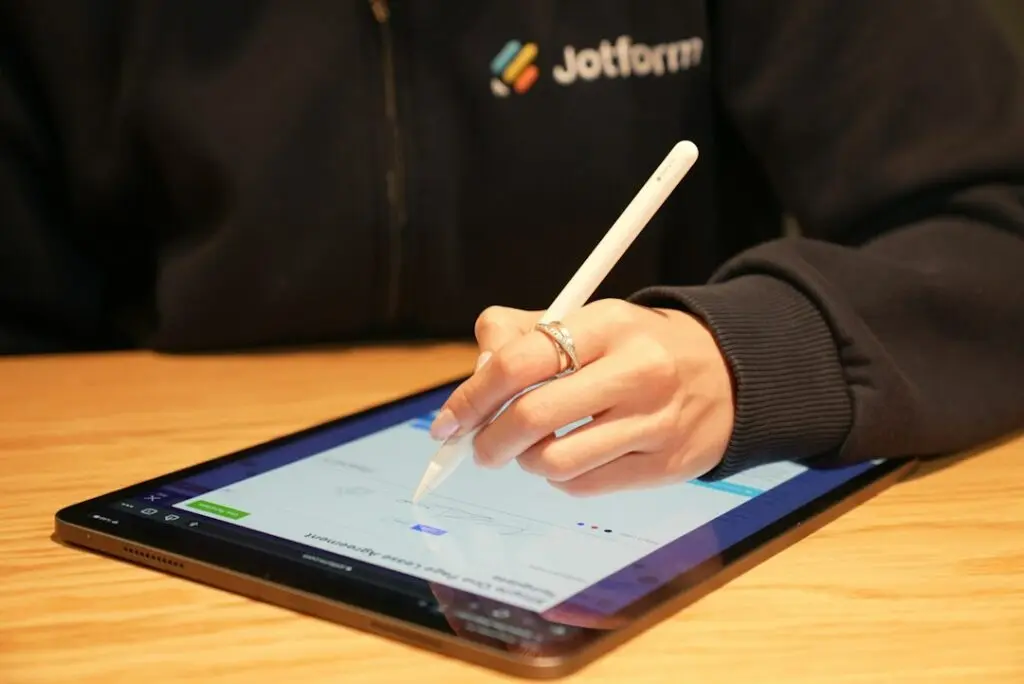 Firma digitale di un documento su tablet