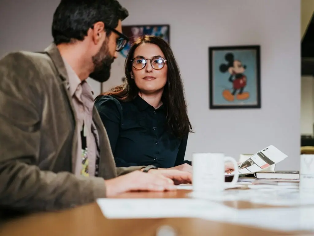 Consulente che assiste un'imprenditrice alla scrivania