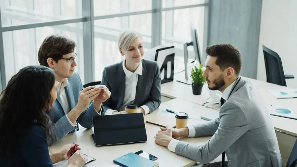Riunione di lavoro tra imprese consorziate